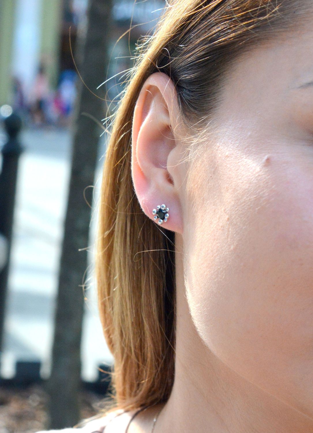 Kolczyki srebrne wkrętki w kształcie kwiatka K VI 294 026. Srebrne kolczyki w kształcie kwiatków z czarną cyrkonią w środku. Wykonane z najwyższej jakości srebrna próby 925 wyglądają bardzo elegancko.jpg